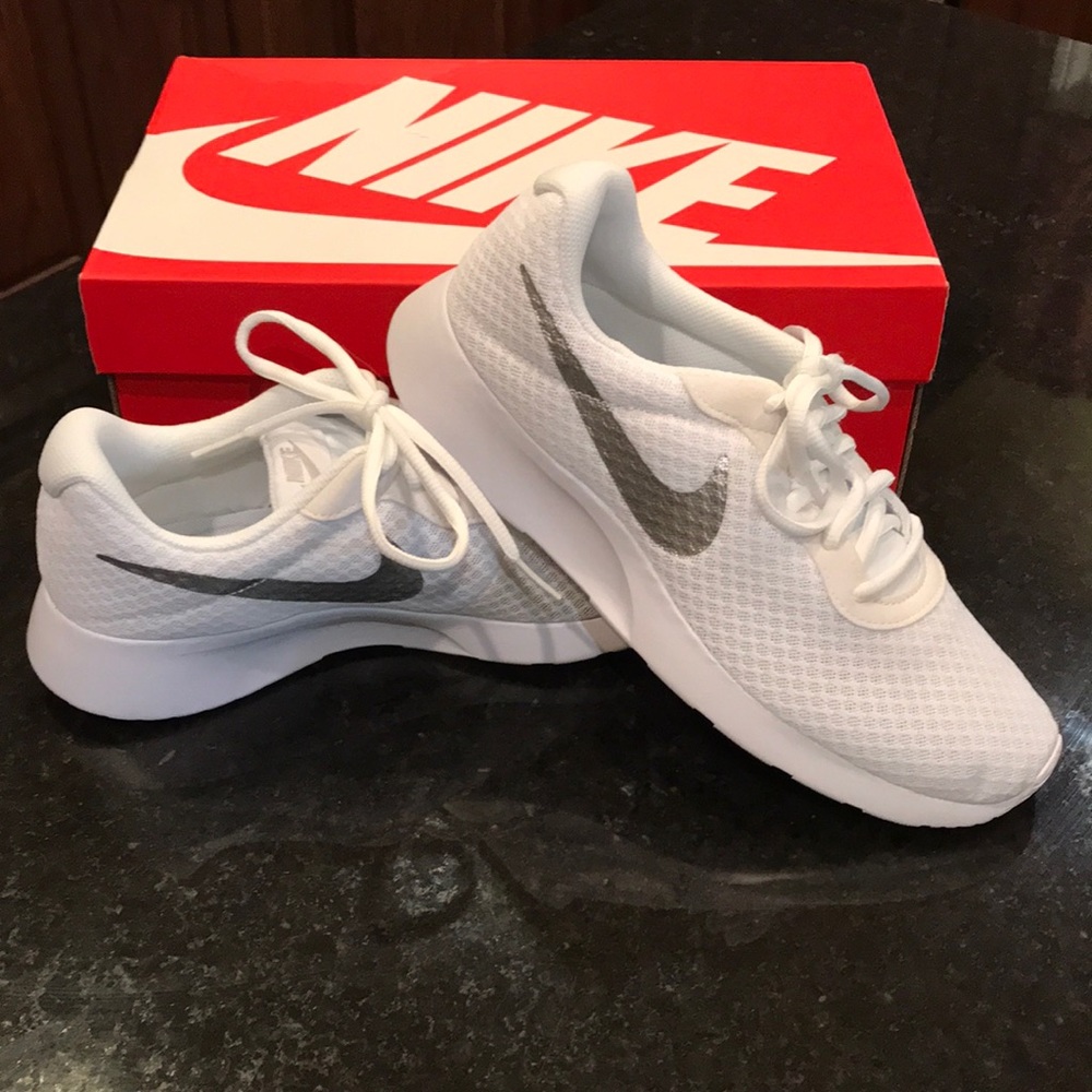 Nike Tanjun size 9